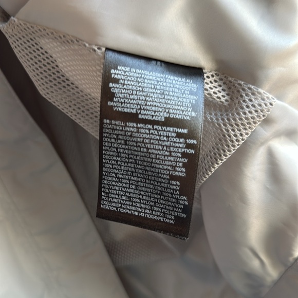 The North Face rain jacket size small, never worn - Picture 5 of 10